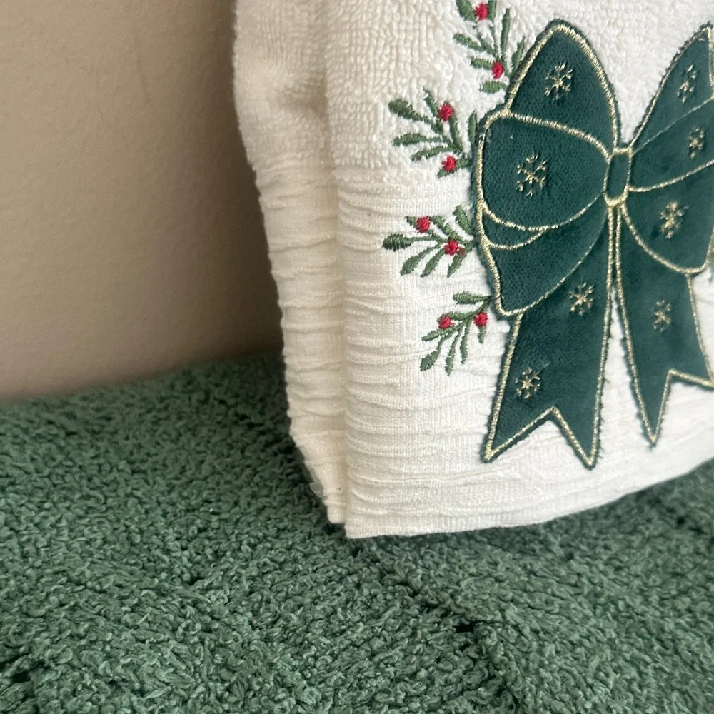 Artic Holiday Christmas Hand Towels Green Bow Berry Beautiful NEW!